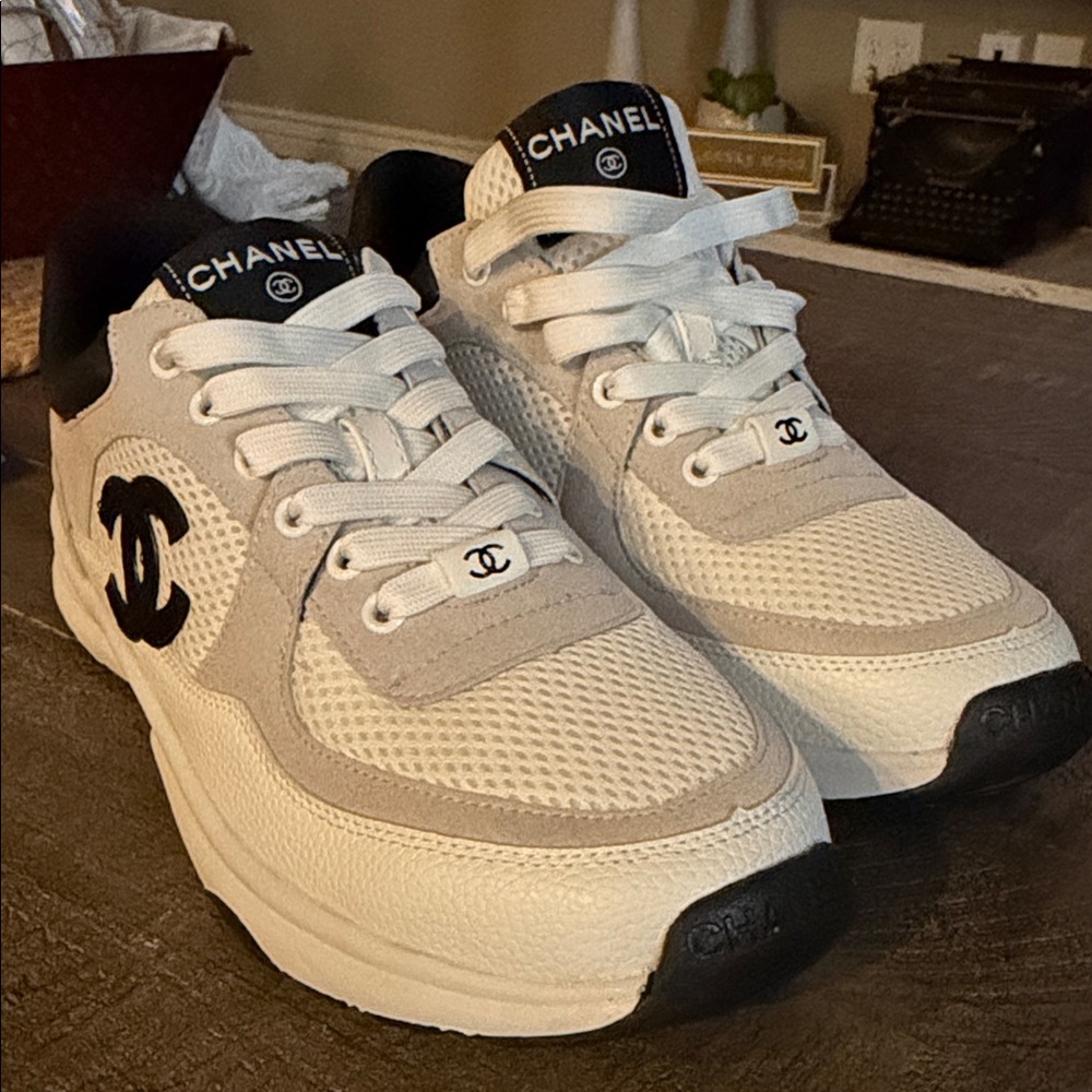 Chic Sneakers in Black and White - Picture 10 of 11